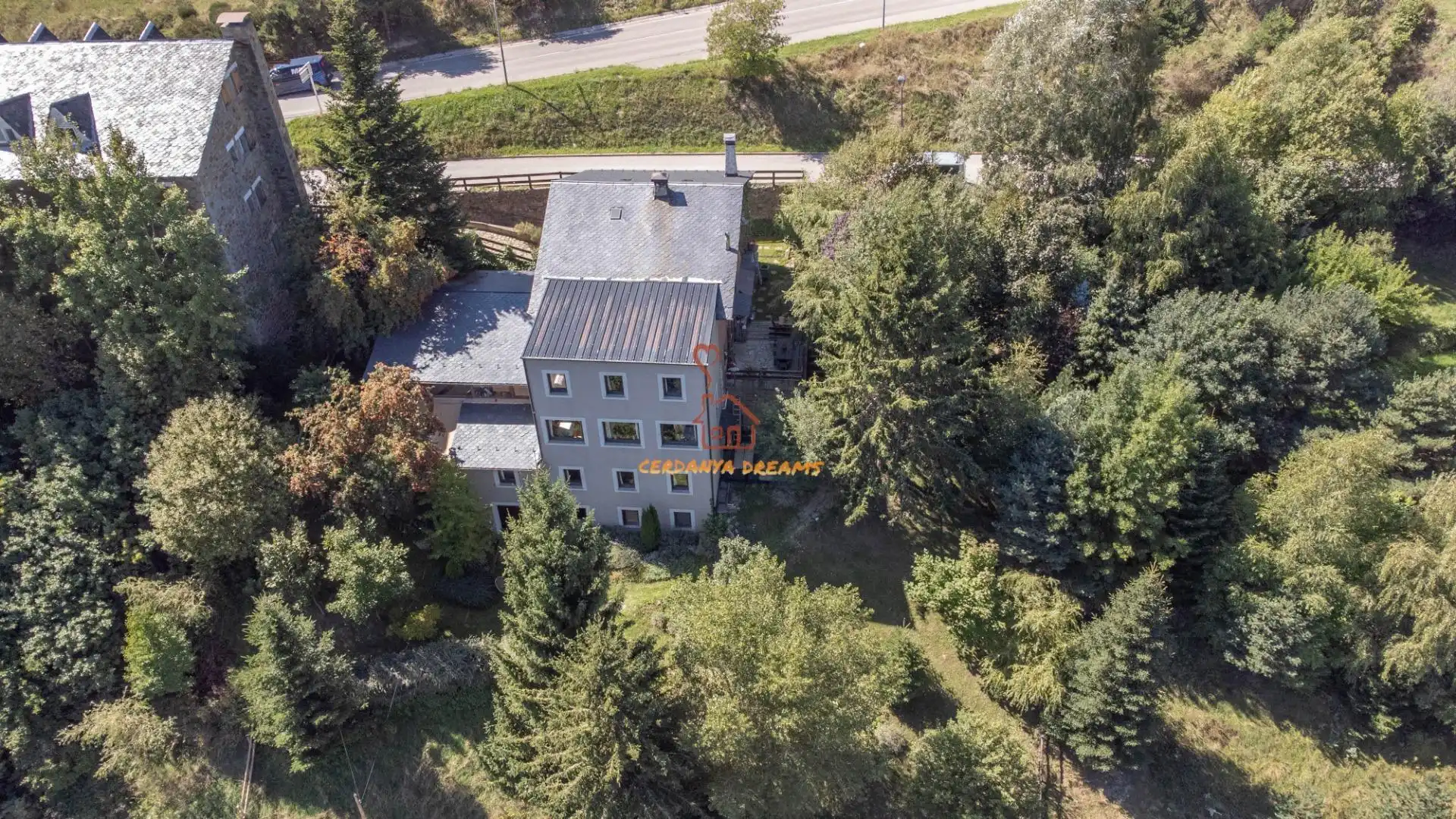 Vista exterior de Edificio en venta en Alp