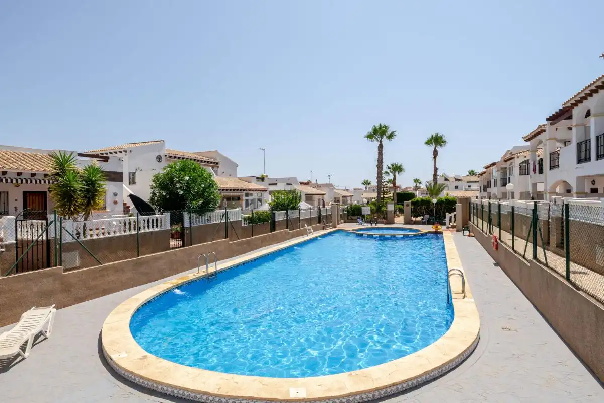 Piscina de Casa adosada en venda en Orihuela amb Aire condicionat, Calefacció i Piscina