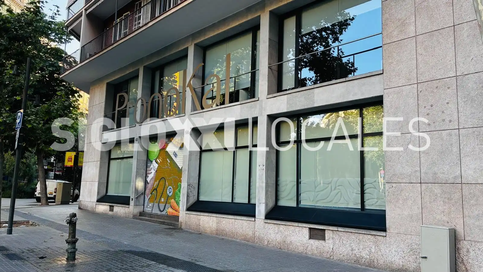 Exterior view of Commercial properties for rent in Barcelona  with Air Conditioner