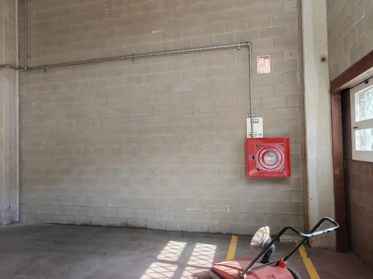 Parkplatz von Fabrikhallen zur Miete in Sant Feliu de Llobregat