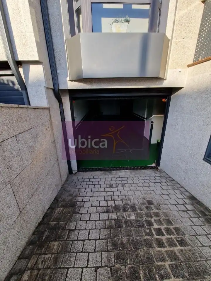 Aparcament de Casa adosada en venda en Vigo  amb Calefacció, Jardí privat i Terrassa