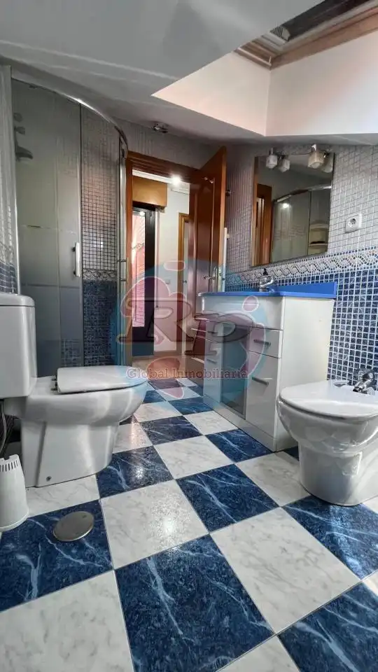 Badezimmer von Wohnung zum Verkauf in Astorga mit Klimaanlage, Heizung und Parkett