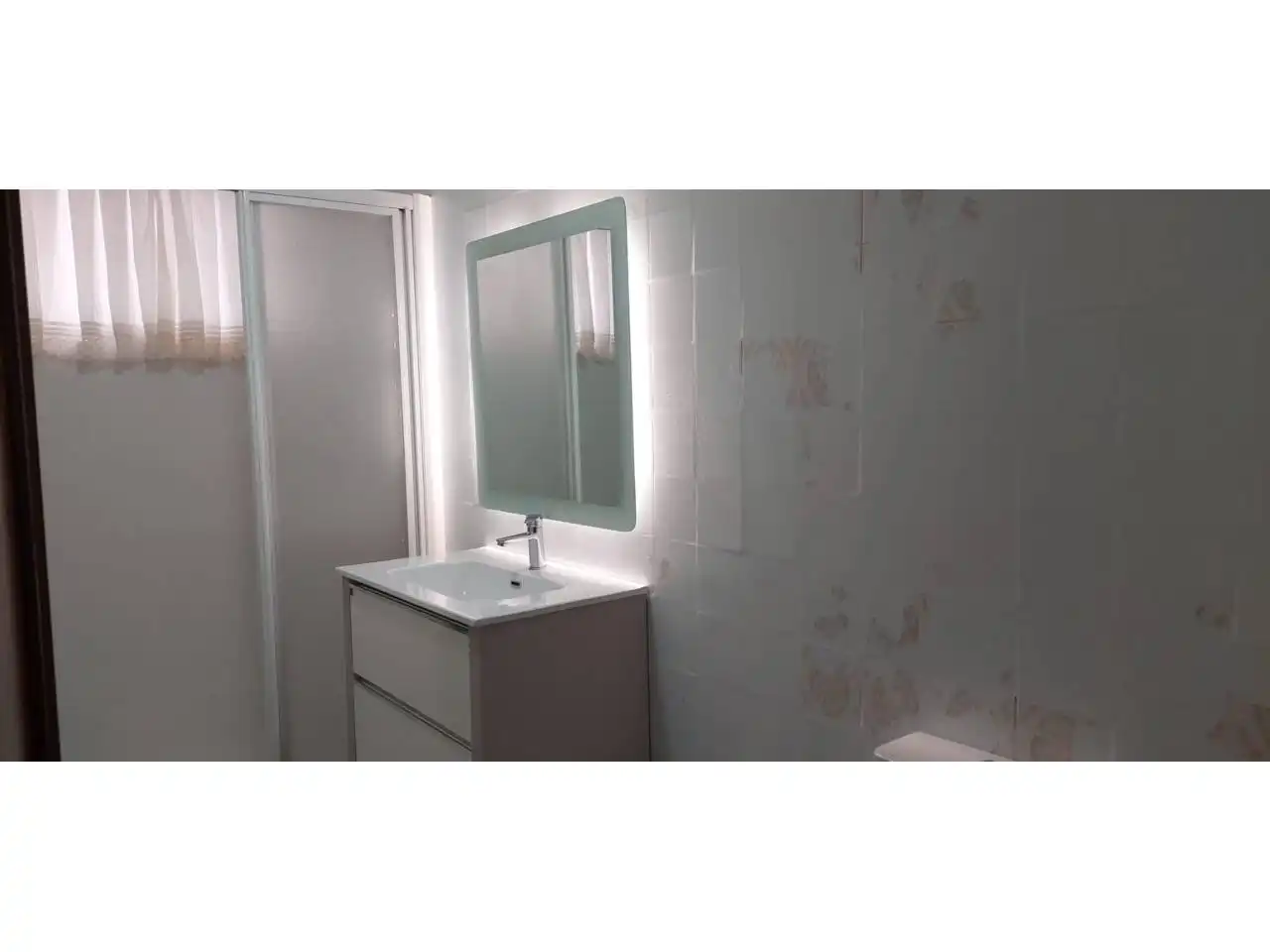 Bathroom of Flat for rent in Vigo   with Parquet flooring, Terrace and Furnished