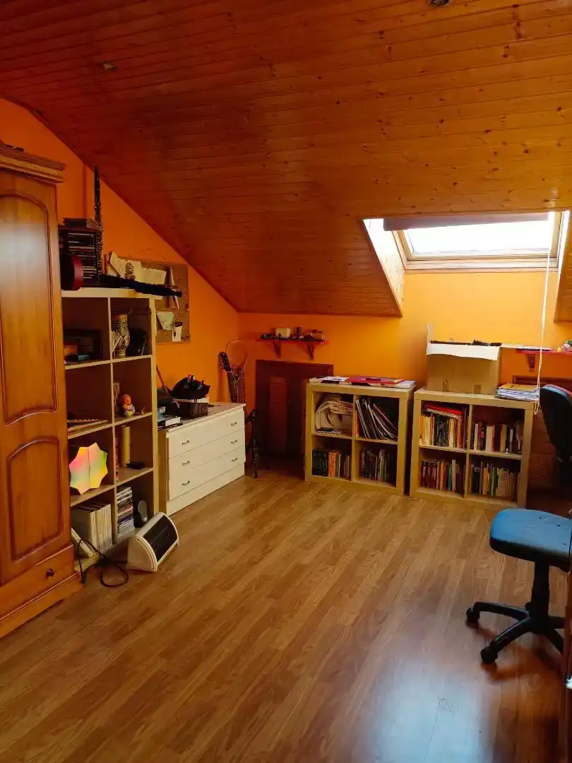 Dormitori de Casa o xalet en venda en Ponferrada amb Jardí privat, Parquet i Moblat