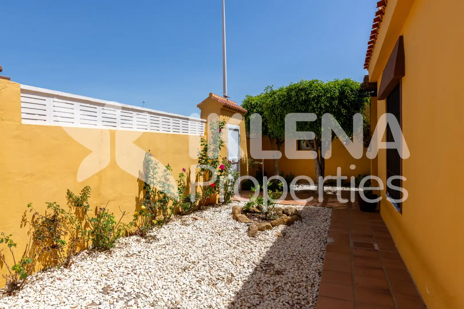 Exterior view of Houses for sale in Roquetas de Mar  with Air Conditioner, Private garden and Parquet flooring
