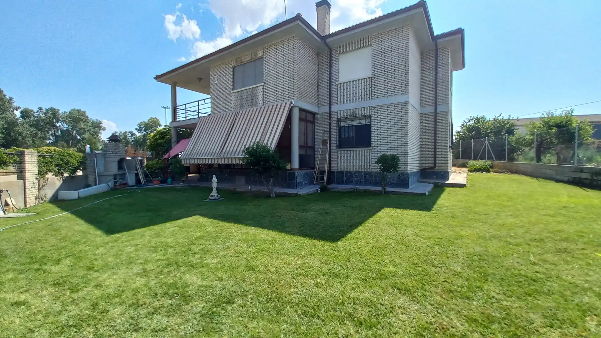 Vista exterior de Casa o xalet en venda en Argujillo amb Calefacció, Jardí privat i Terrassa