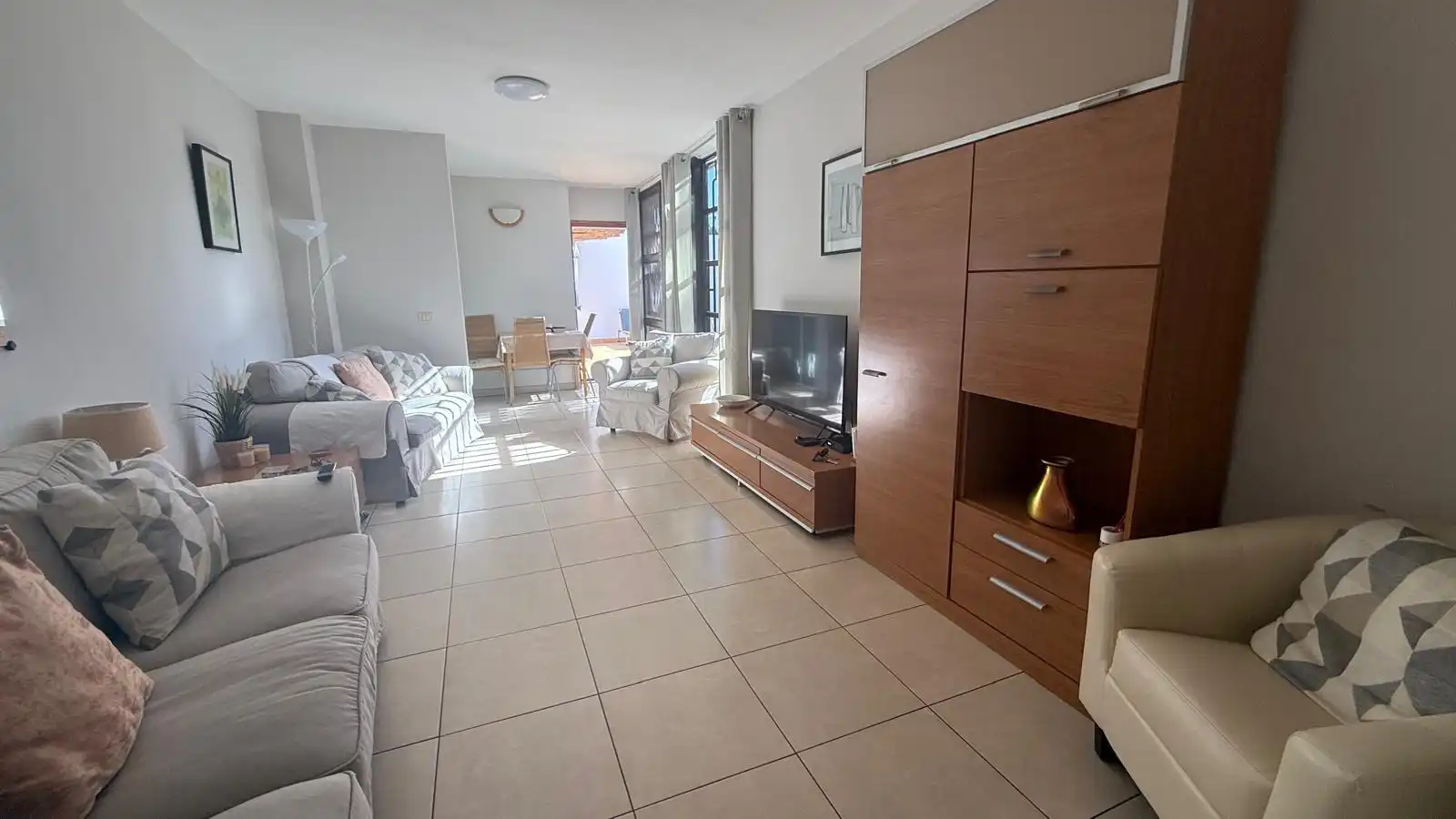 Wohnzimmer von Erdgeschoss zum Verkauf in Arona mit Privatgarten, Terrasse und Abstellraum
