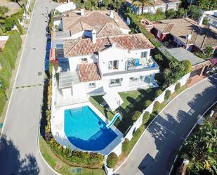 Vista exterior de Casa o xalet en venda en Marbella amb Aire condicionat, Terrassa i Piscina