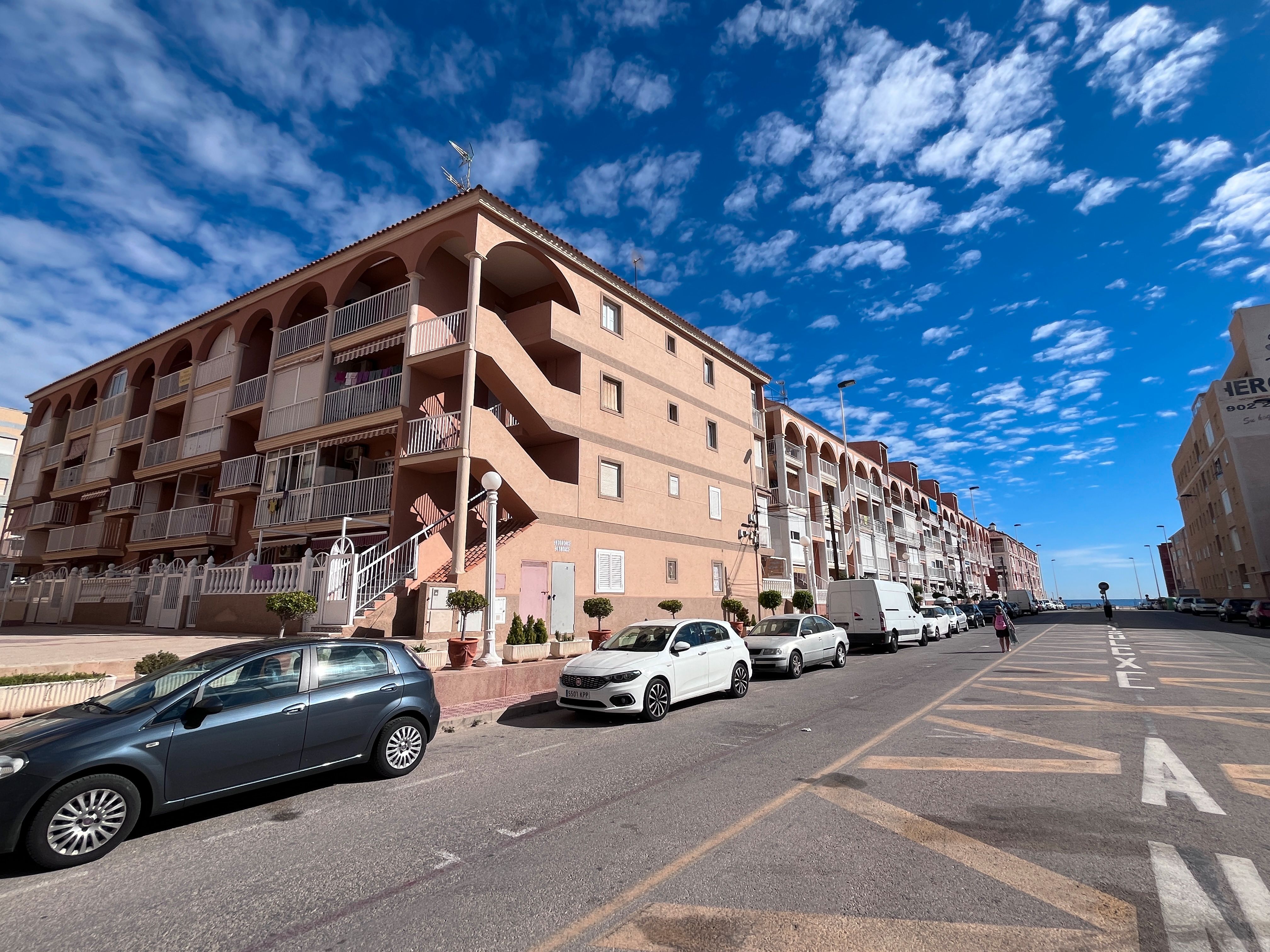 Vista exterior de Pis en venda en Torrevieja amb Calefacció, Terrassa i Moblat