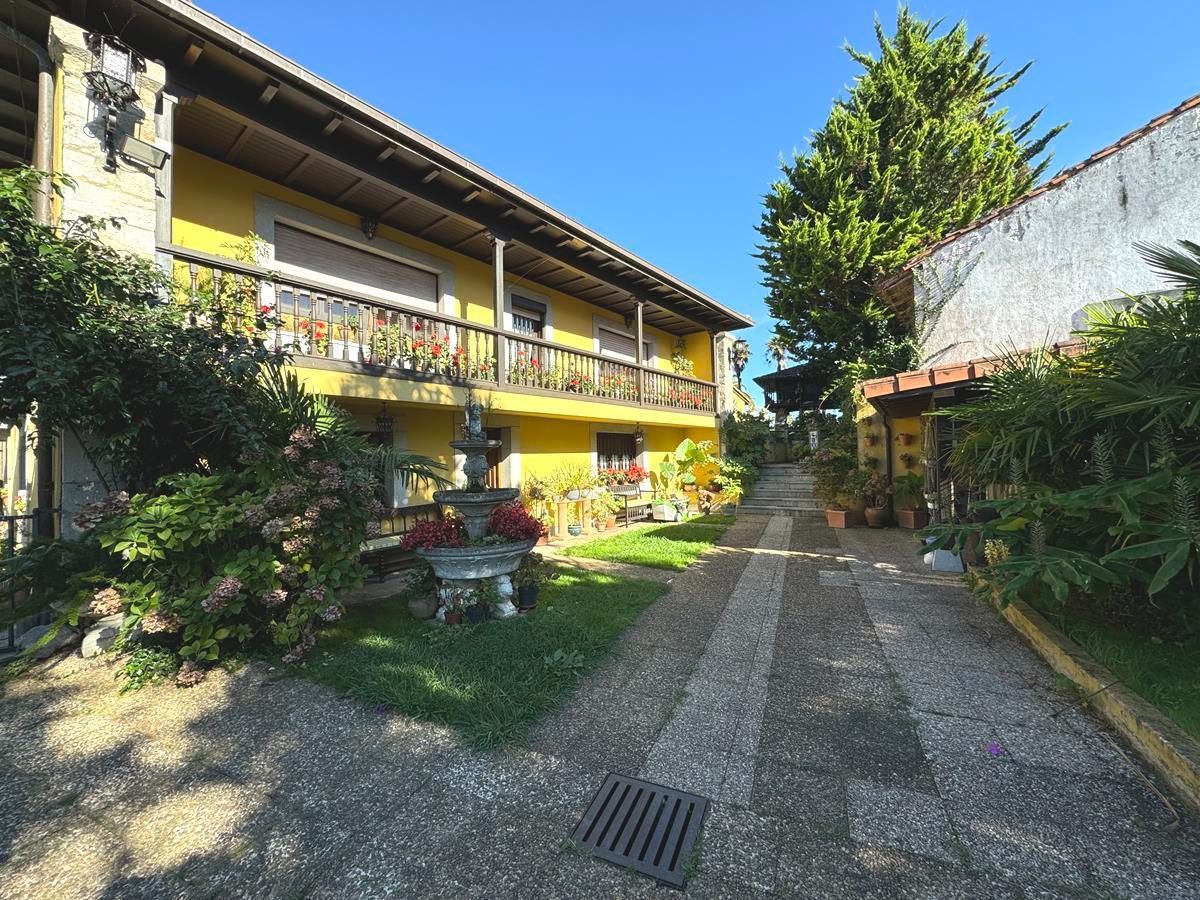 Vista exterior de Casa o xalet en venda en Llanes amb Calefacció, Jardí privat i Terrassa