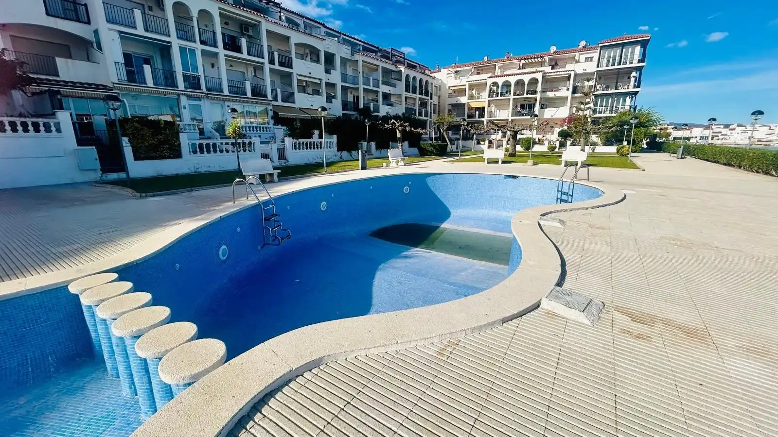 Piscina de Apartamento en venta en Empuriabrava con Aire acondicionado, Terraza y Piscina comunitaria