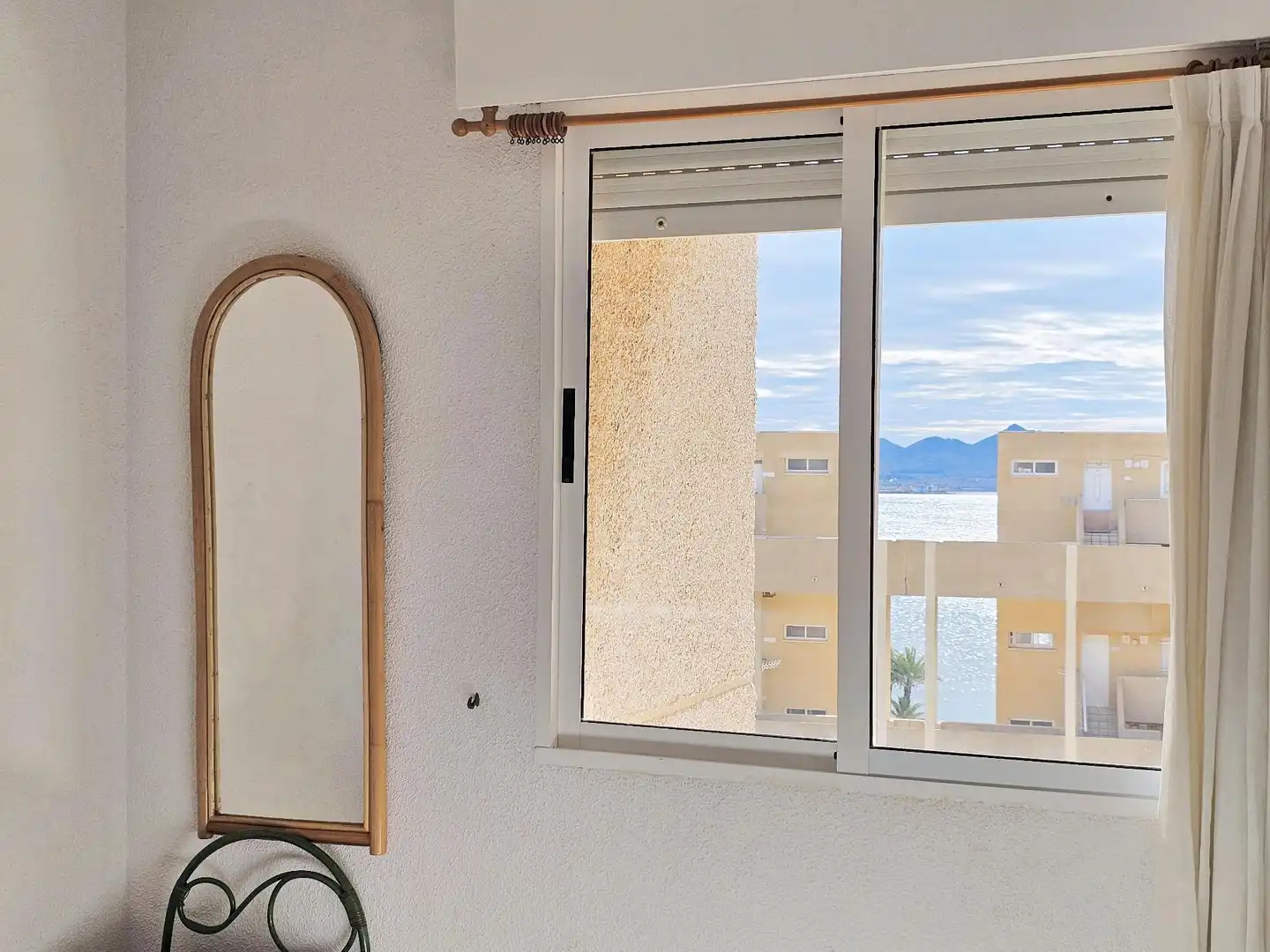 Habitación de Apartamento de alquiler en La Manga del Mar Menor con Terraza y Piscina