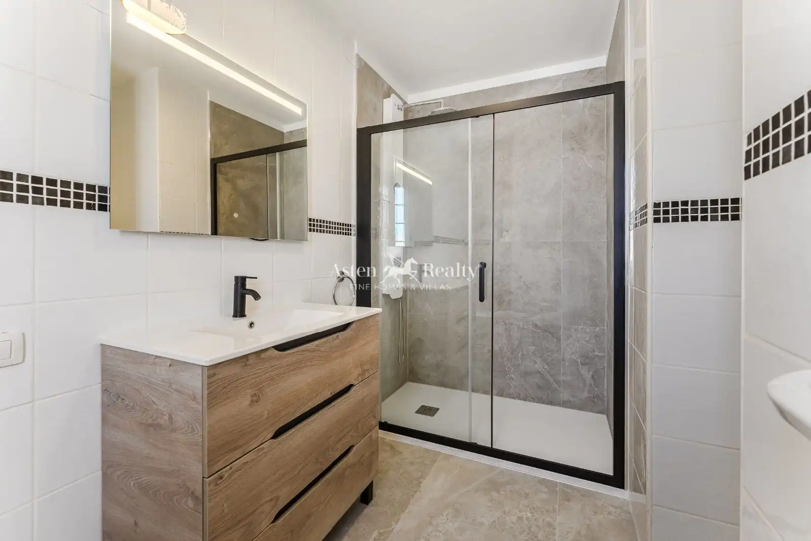 Badezimmer von Dachboden zum Verkauf in Adeje mit Klimaanlage, Terrasse und Schwimmbad