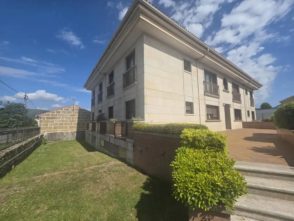 Vista exterior de Apartament en venda en Boiro amb Calefacció, Parquet i Traster