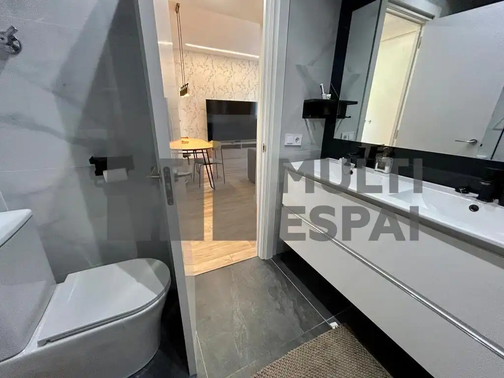 Bany de Pis en venda en Barcelona amb Aire condicionat i Moblat