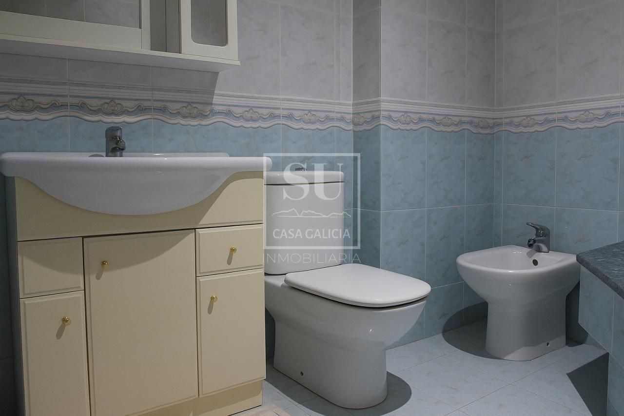 Bany de Casa adosada en venda en Oia amb Calefacció, Jardí privat i Traster