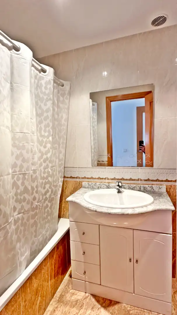 Bany de Apartament de lloguer en Gandia amb Aire condicionat, Calefacció i Terrassa