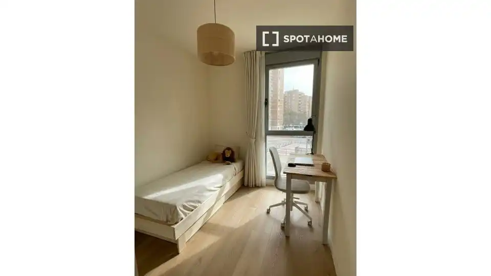 Dormitori de Apartament per a compartir en Málaga amb Aire condicionat, Terrassa i Moblat
