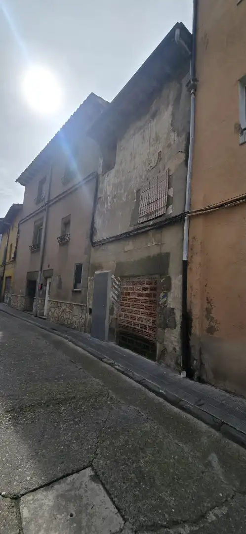 Außenansicht von Einfamilien-Reihenhaus zum Verkauf in Manlleu mit Privatgarten, Terrasse und Abstellraum