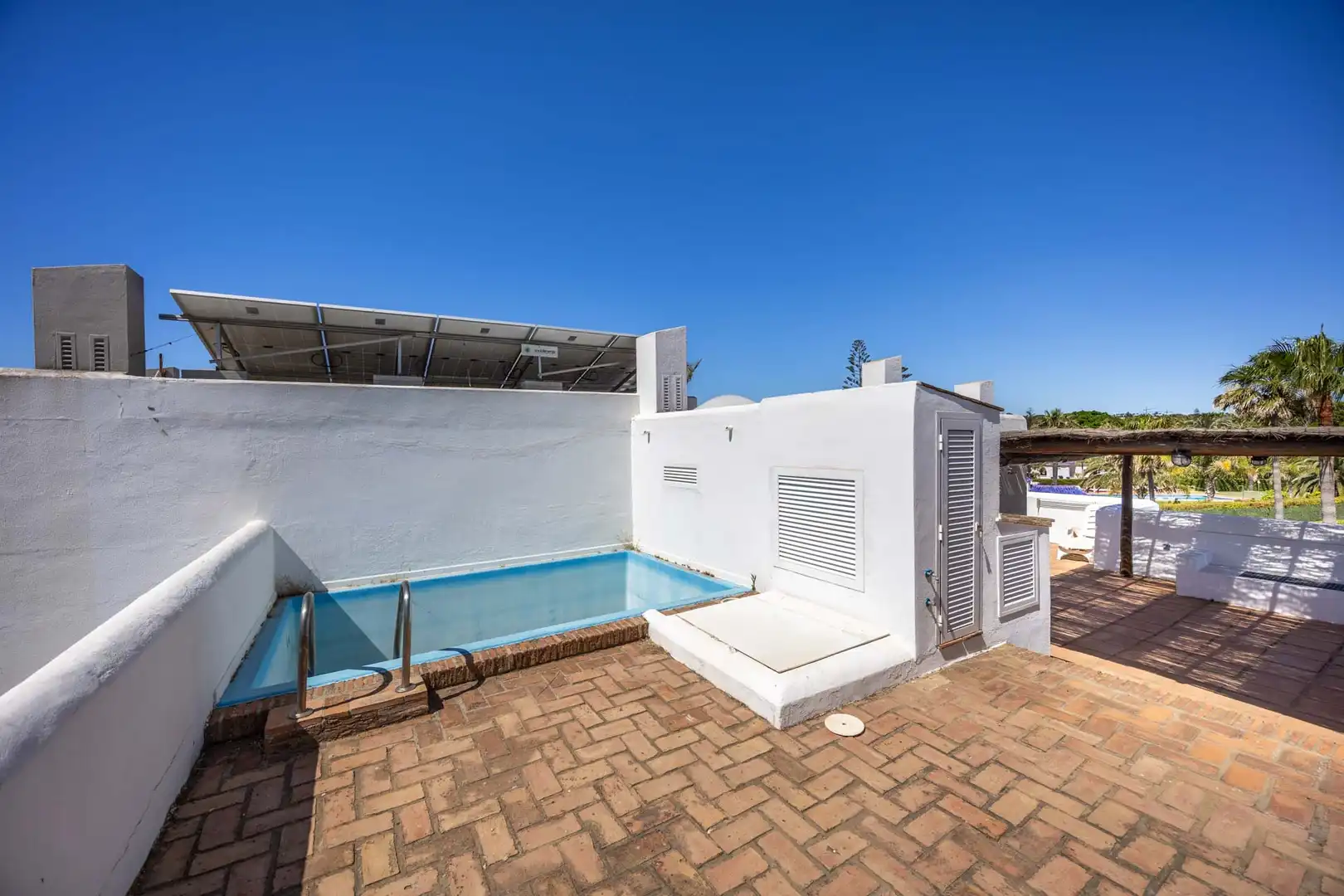 Swimming pool of Detached homes for sale in Sotogrande  with Air Conditioner, Private garden and Terrace