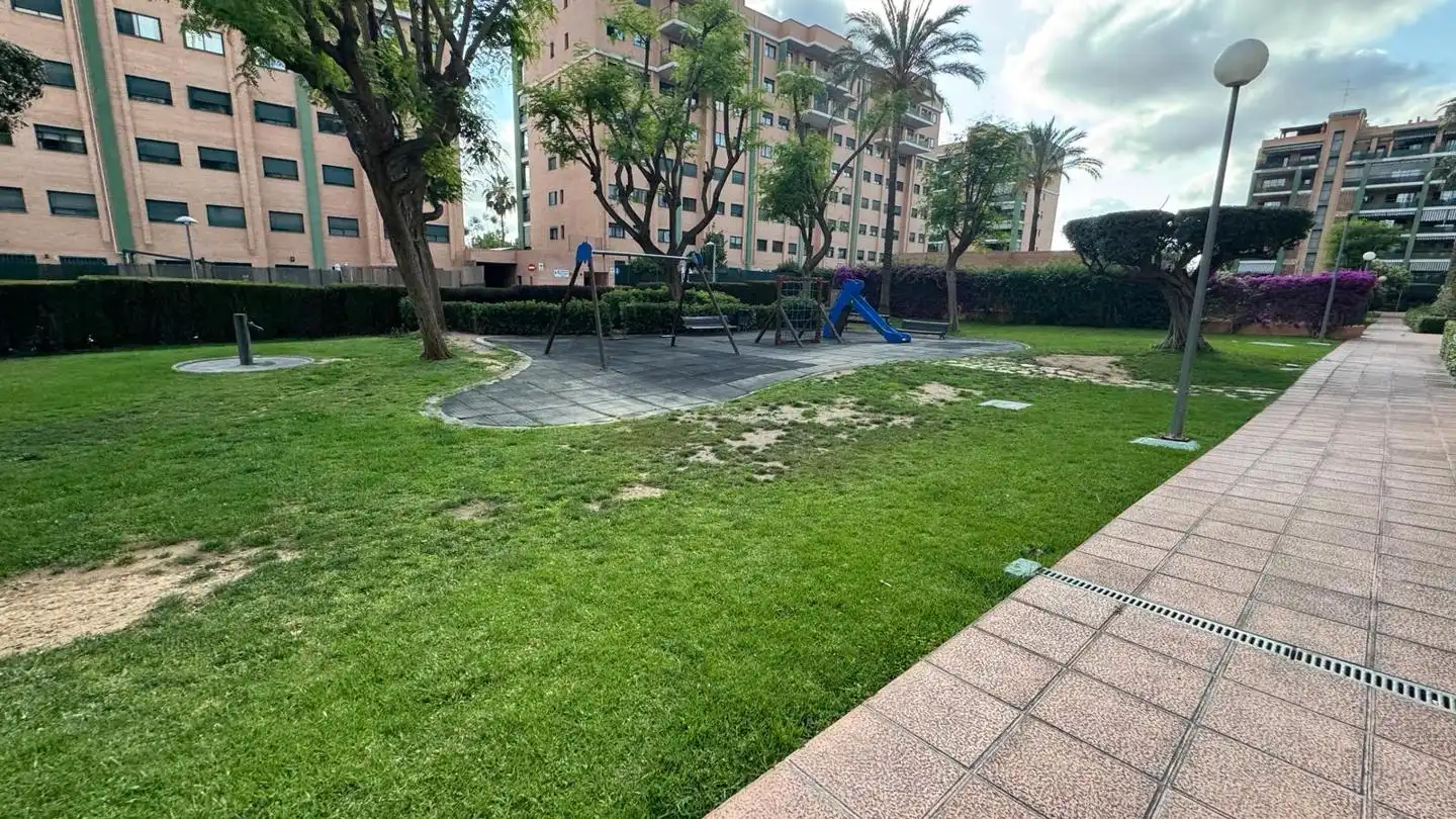 Parking de Planta baja de alquiler en Paterna con Aire acondicionado, Terraza y Amueblado