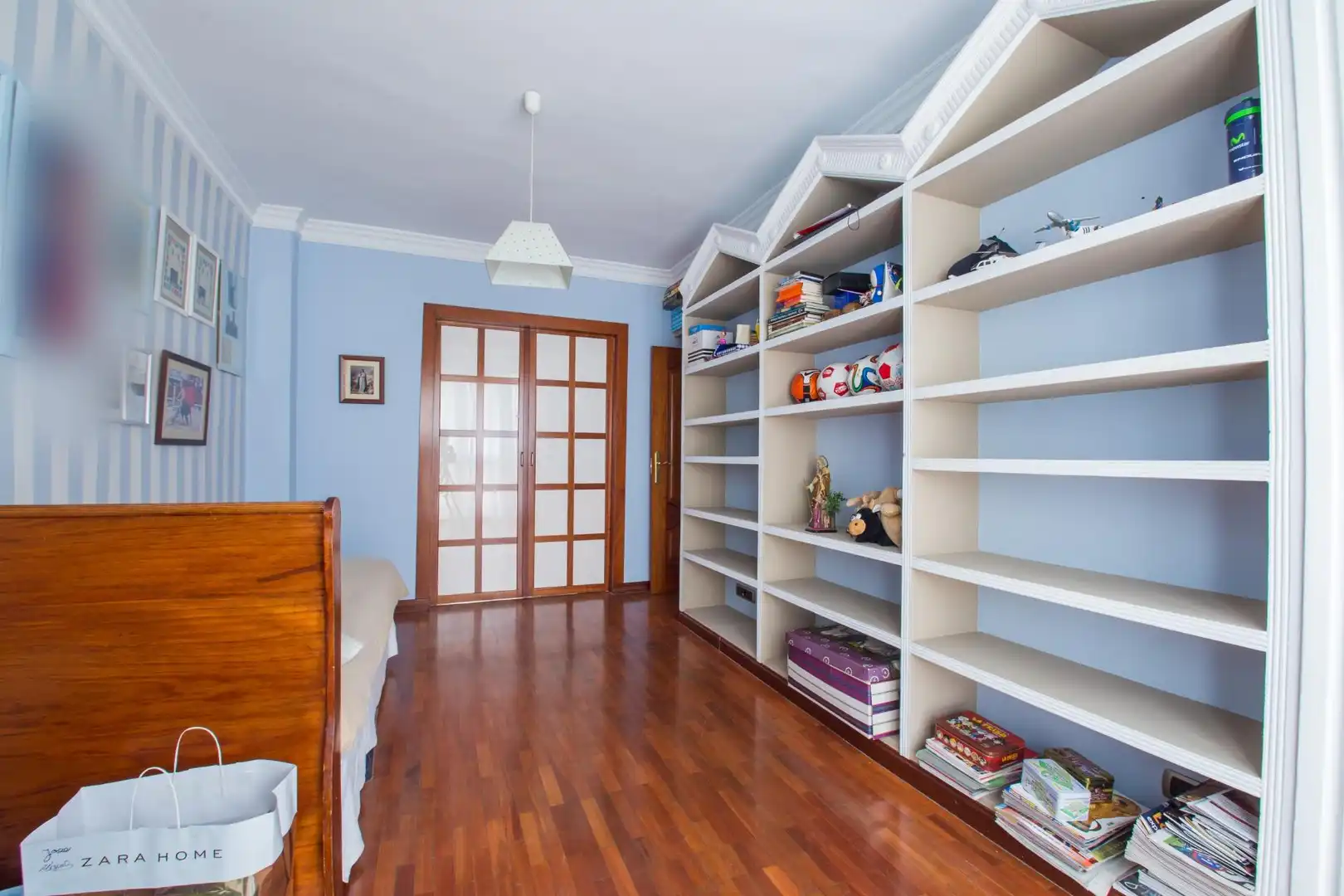 Bedroom of Flat for share in Granada  with Parquet flooring