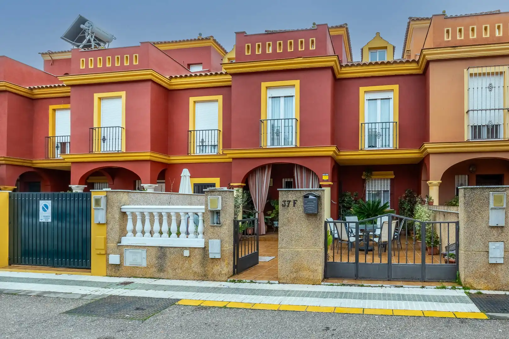 Vista exterior de Casa adosada en venda en San José de la Rinconada