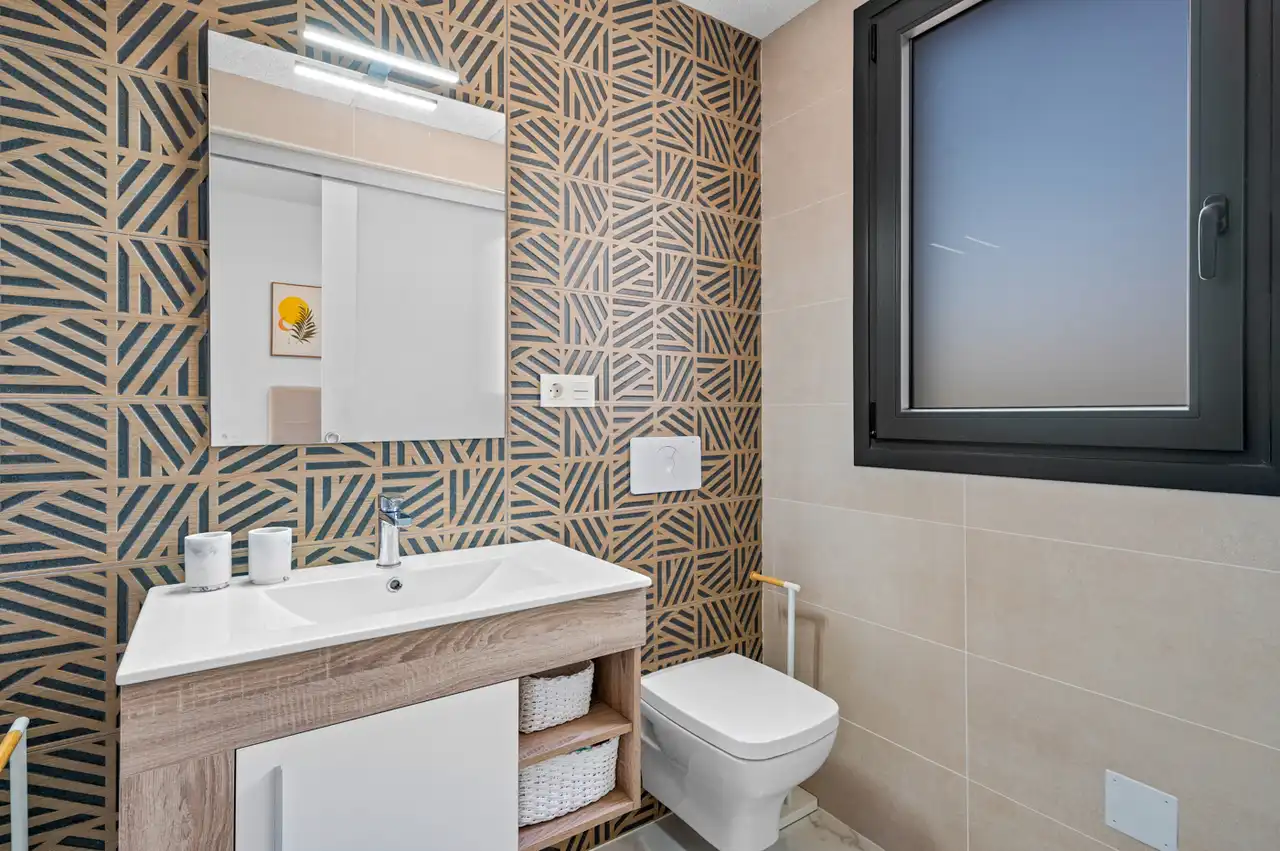 Badezimmer von Wohnungen zum Verkauf in Madrid mit Whirlpool und Sauna