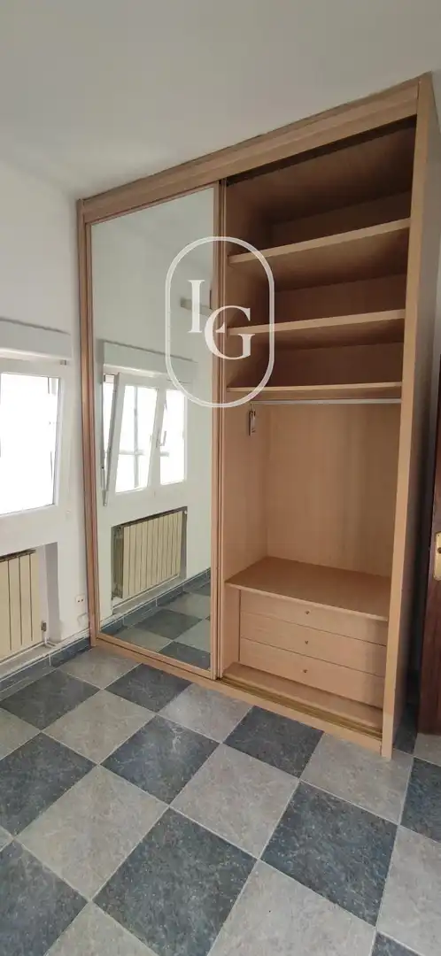 Schlafzimmer von Dachboden zur Miete in Madrid mit Heizung, Terrasse und Ofen