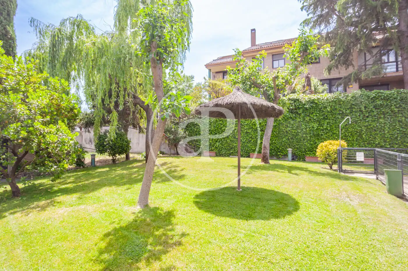 Jardí de Casa adosada en venda en Las Rozas de Madrid amb Aire condicionat, Calefacció i Jardí privat