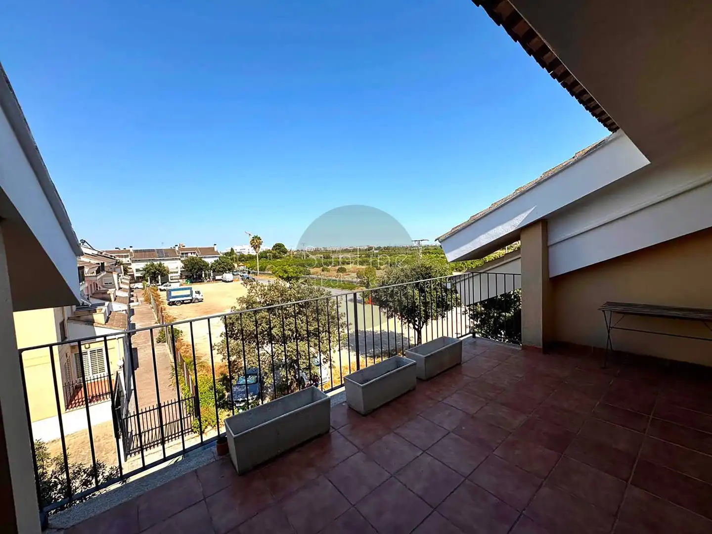 Terrasse von Einfamilien-Reihenhaus zur Miete in Moncada mit Klimaanlage, Privatgarten und Terrasse
