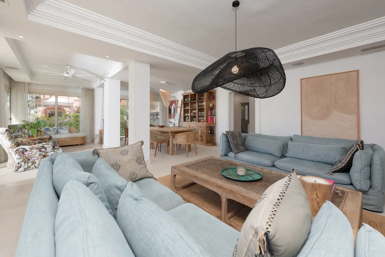 Sala de estar de Casa o chalet en venta en Marbella con Aire acondicionado, Calefacción y Jardín privado