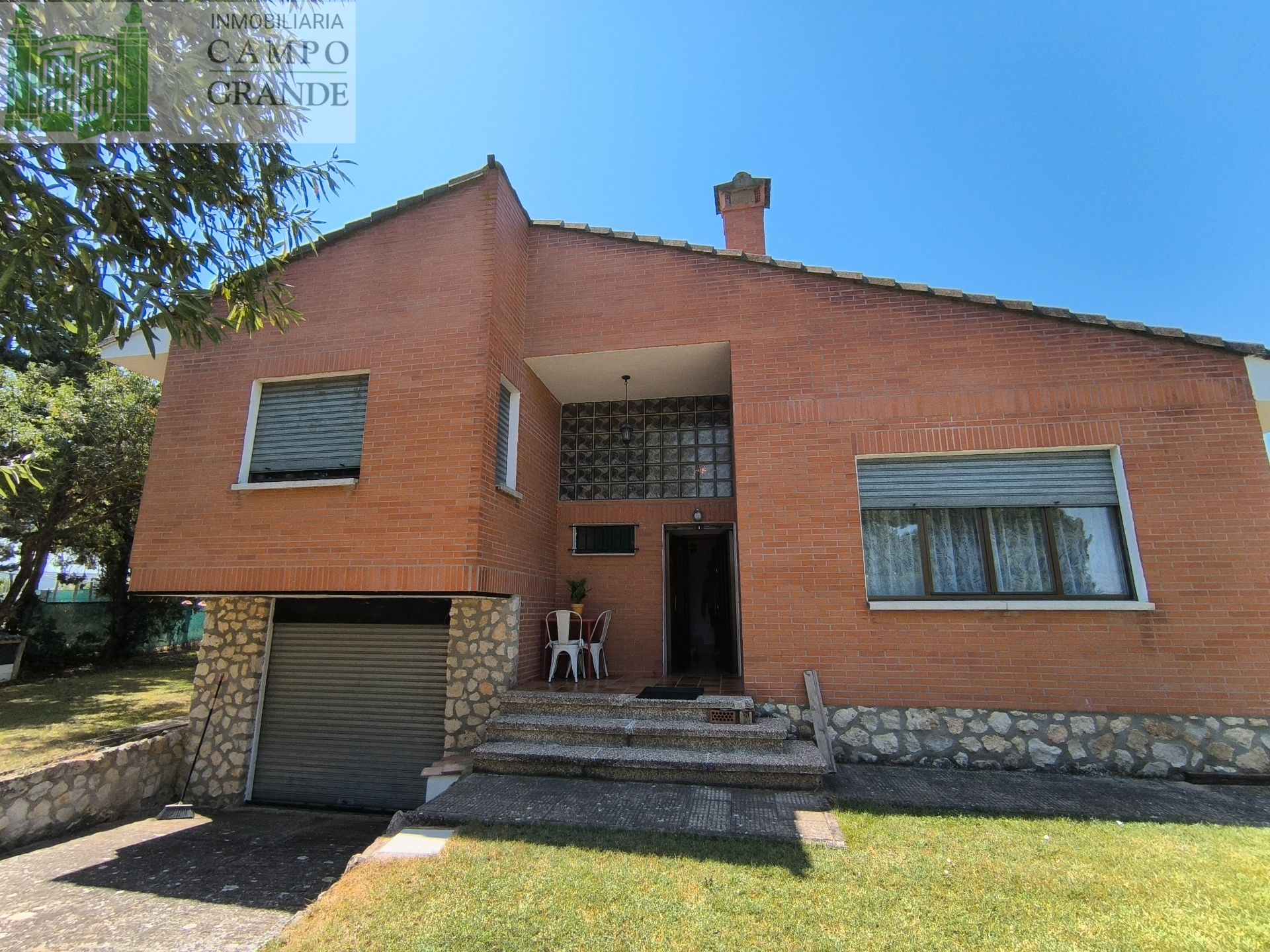 Vista exterior de Casa o xalet en venda en Dueñas amb Jardí privat, Traster i Piscina