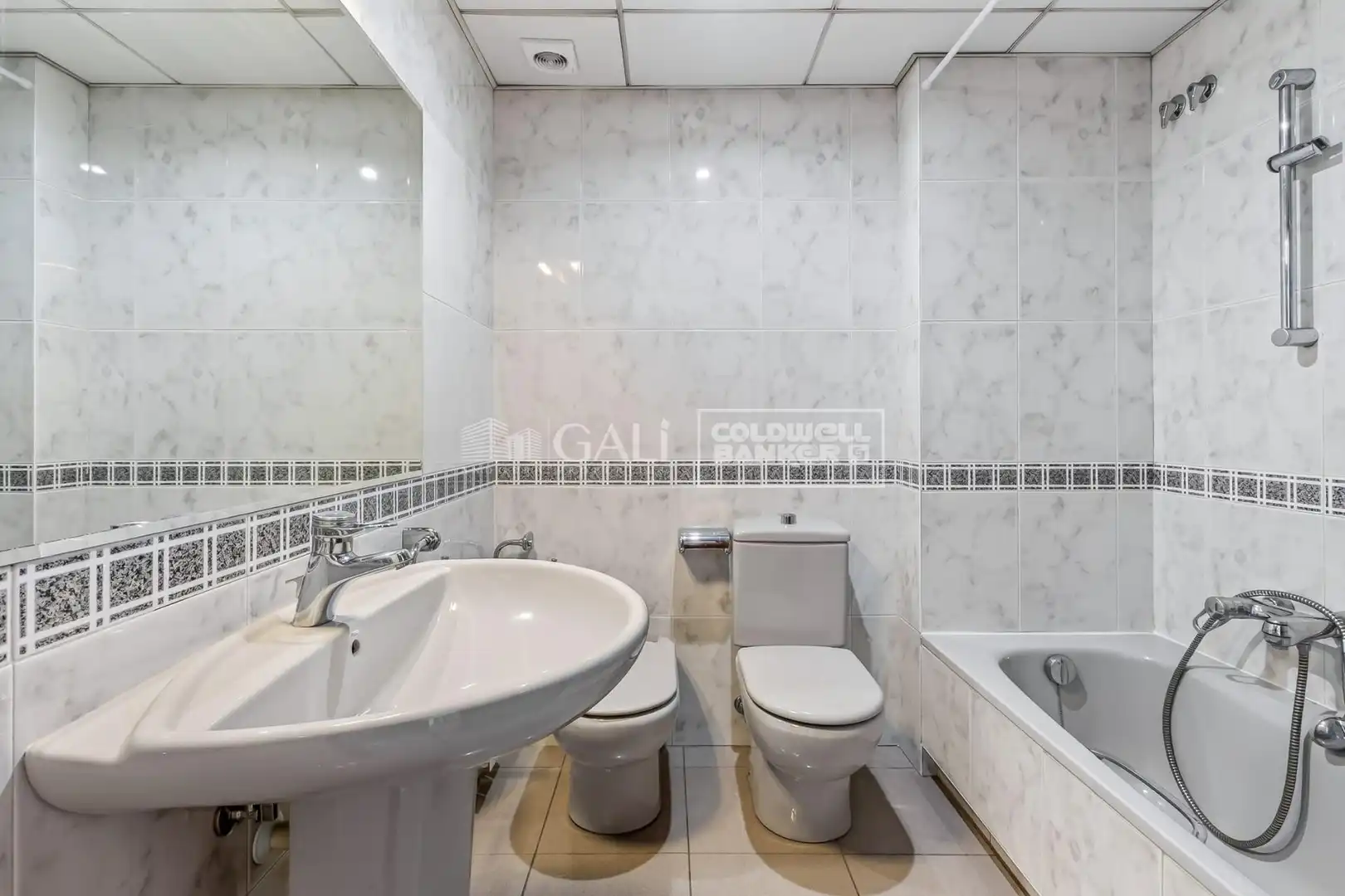 Baño de Piso de alquiler en Andorra la Vella con Calefacción, Terraza y Balcón