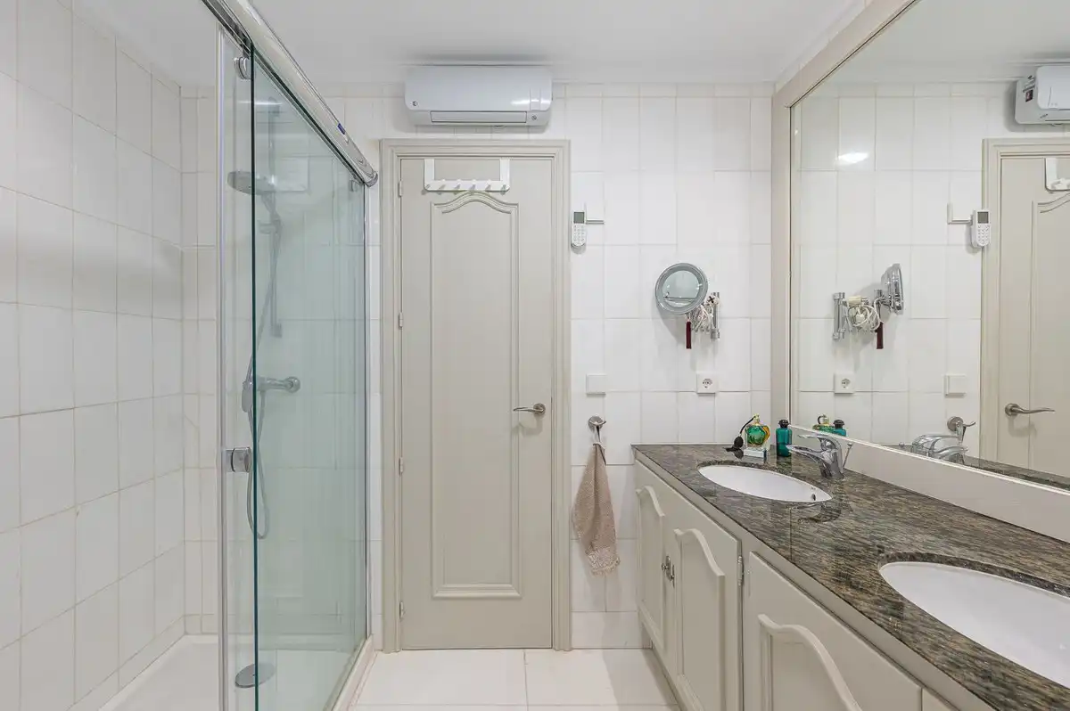 Bathroom of Flat for sale in Marbella  with Air Conditioner, Terrace and Storage room