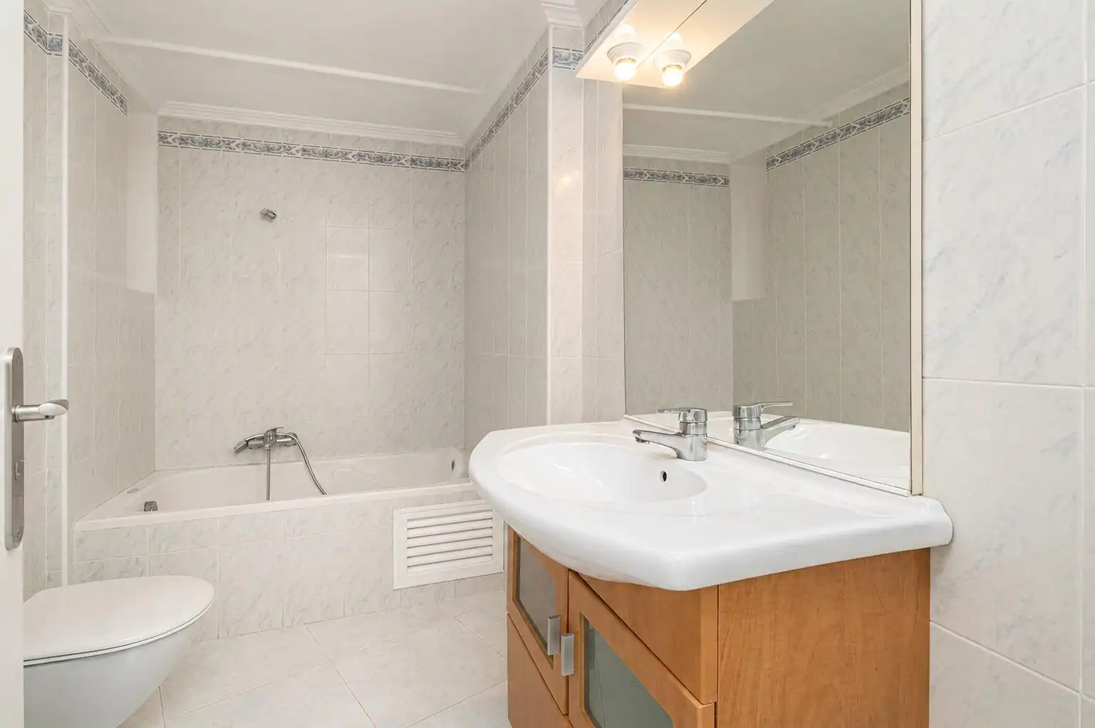 Bathroom of Flat for sale in Alcúdia  with Air Conditioner, Terrace and Storage room