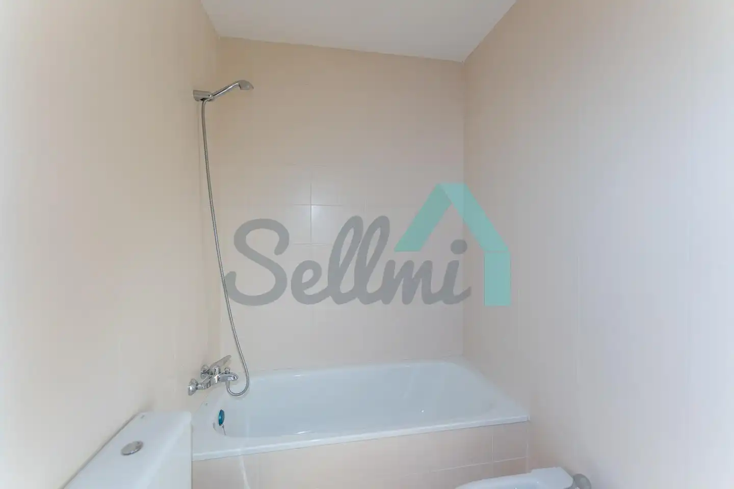 Badezimmer von Wohnung zur Miete in Aller mit Heizung und Möbliert