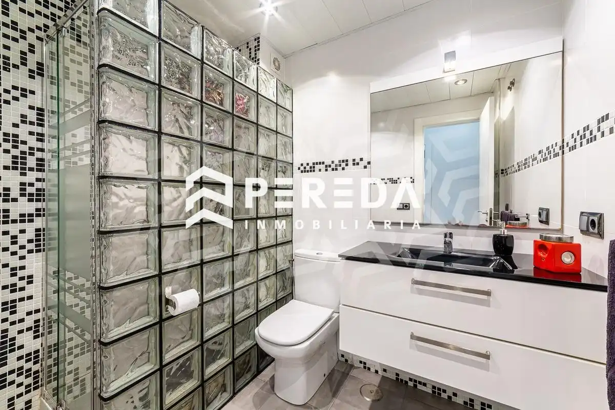 Baño de Piso en venta en Roquetas de Mar con Jardín privado, Terraza y Balcón