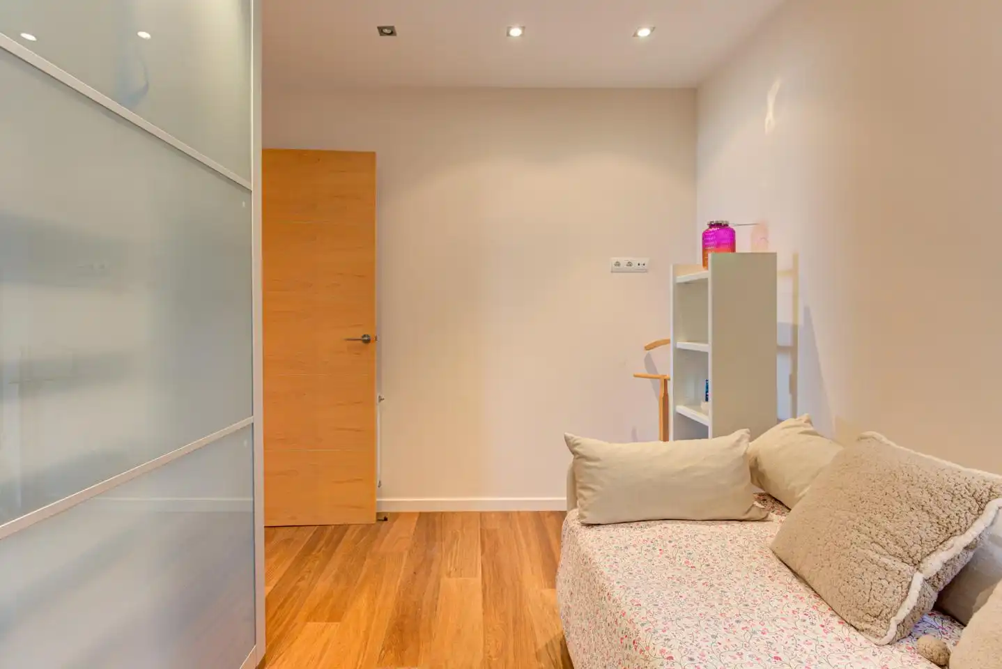Schlafzimmer von Haus oder Chalet zum Verkauf in Castelldefels mit Klimaanlage, Heizung und Privatgarten
