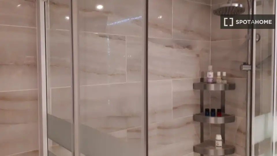 Bathroom of Apartments for share in Madrid  with Air Conditioner, Terrace and Furnished
