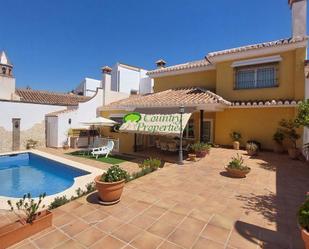 Vista exterior de Casa o xalet en venda en Vélez-Málaga amb Aire condicionat, Calefacció i Terrassa