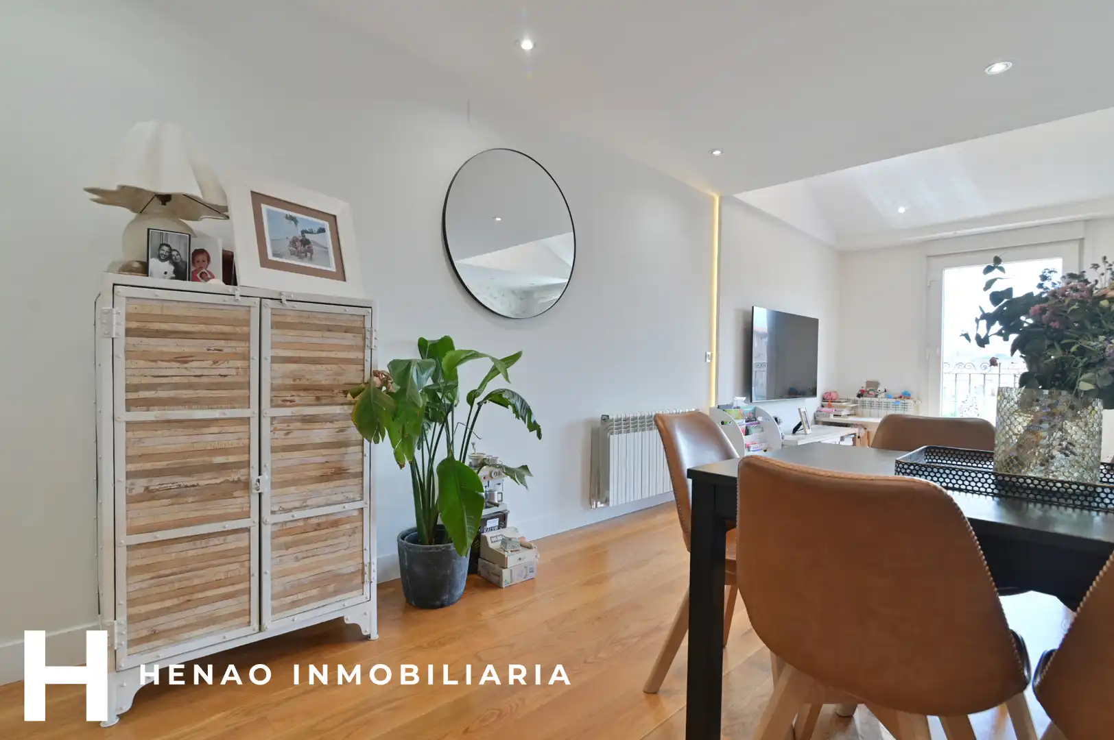 Living room of Flat for sale in Bilbao   with Heating, Parquet flooring and Furnished