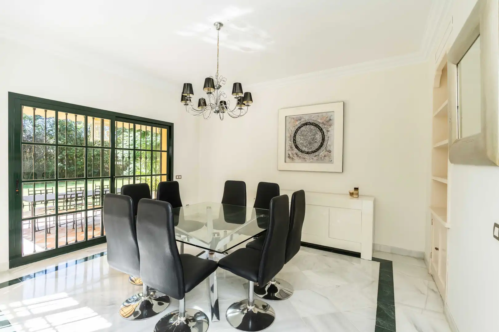 Menjador de Casa o xalet en venda en Marbella amb Aire condicionat, Jardí privat i Terrassa