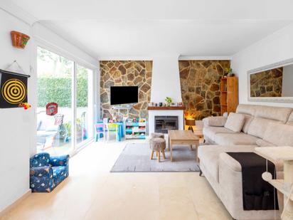 Living room of Single-family semi-detached for sale in Marbella  with Air Conditioner, Terrace and Community pool