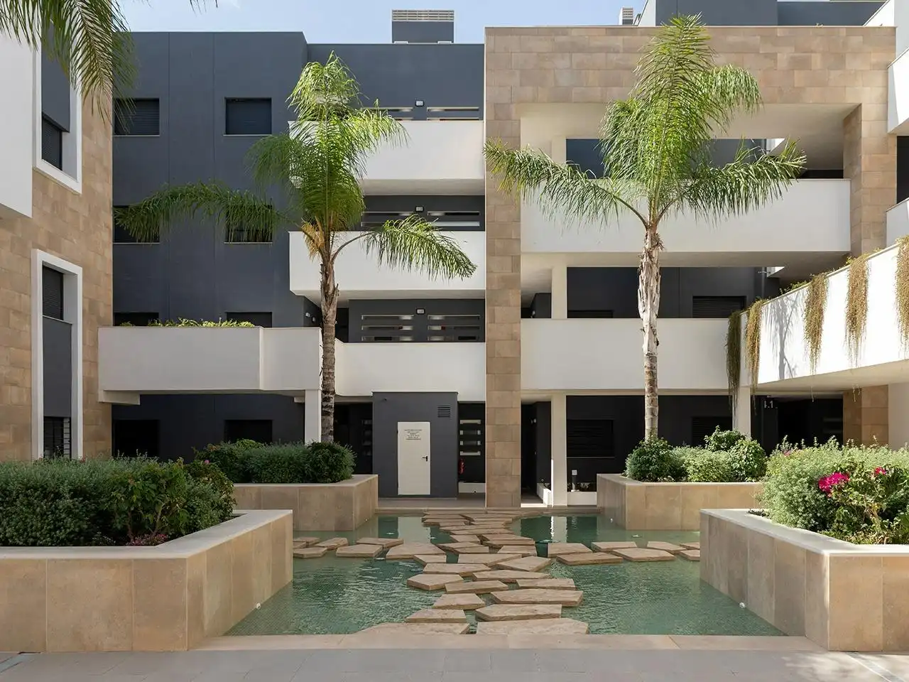Vista exterior de Planta baixa en venda en Orihuela amb Aire condicionat, Jardí privat i Terrassa