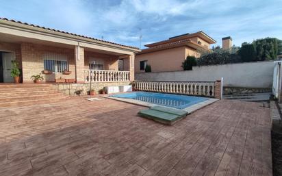 Vista exterior de Casa o xalet en venda en  Toledo Capital amb Aire condicionat, Calefacció i Jardí privat