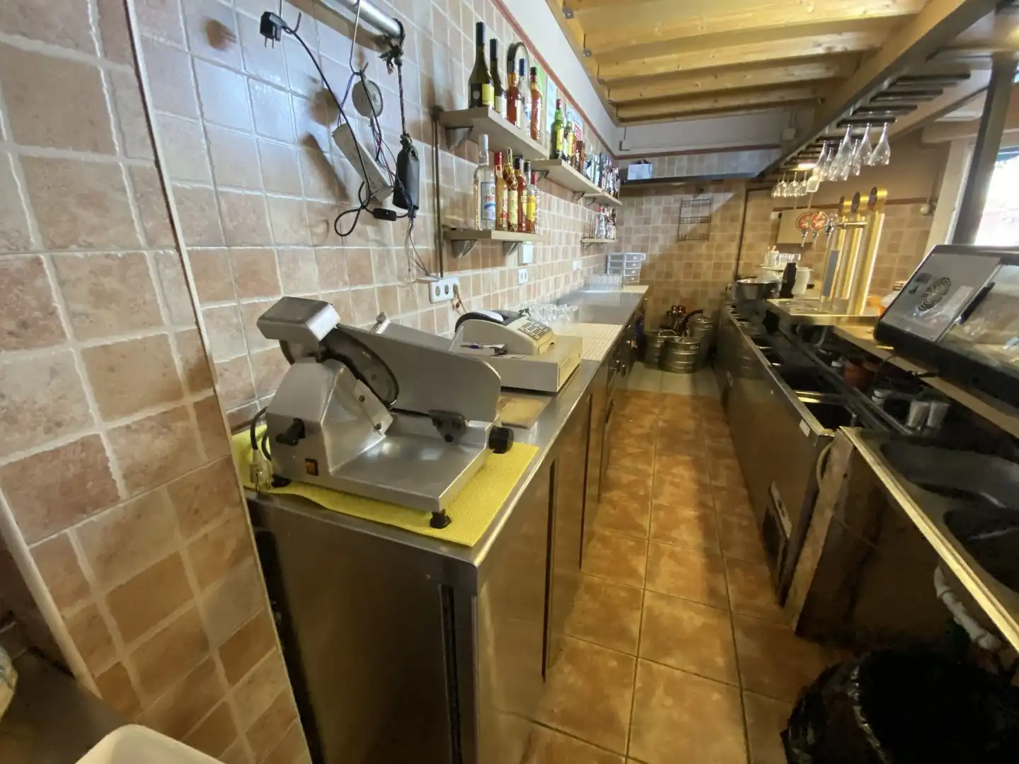 Cuina de Local en venda en Cornellà de Llobregat amb Aire condicionat