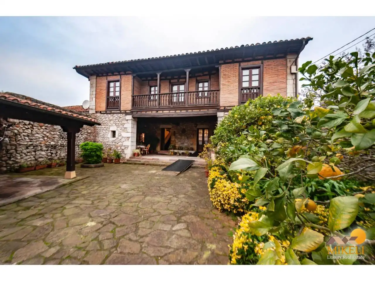 Vista exterior de Casa o xalet en venda en Alfoz de Lloredo amb Calefacció, Jardí privat i Terrassa