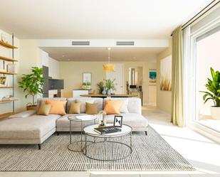 Sala d'estar de Apartament en venda en Estepona amb Aire condicionat, Calefacció i Jardí privat