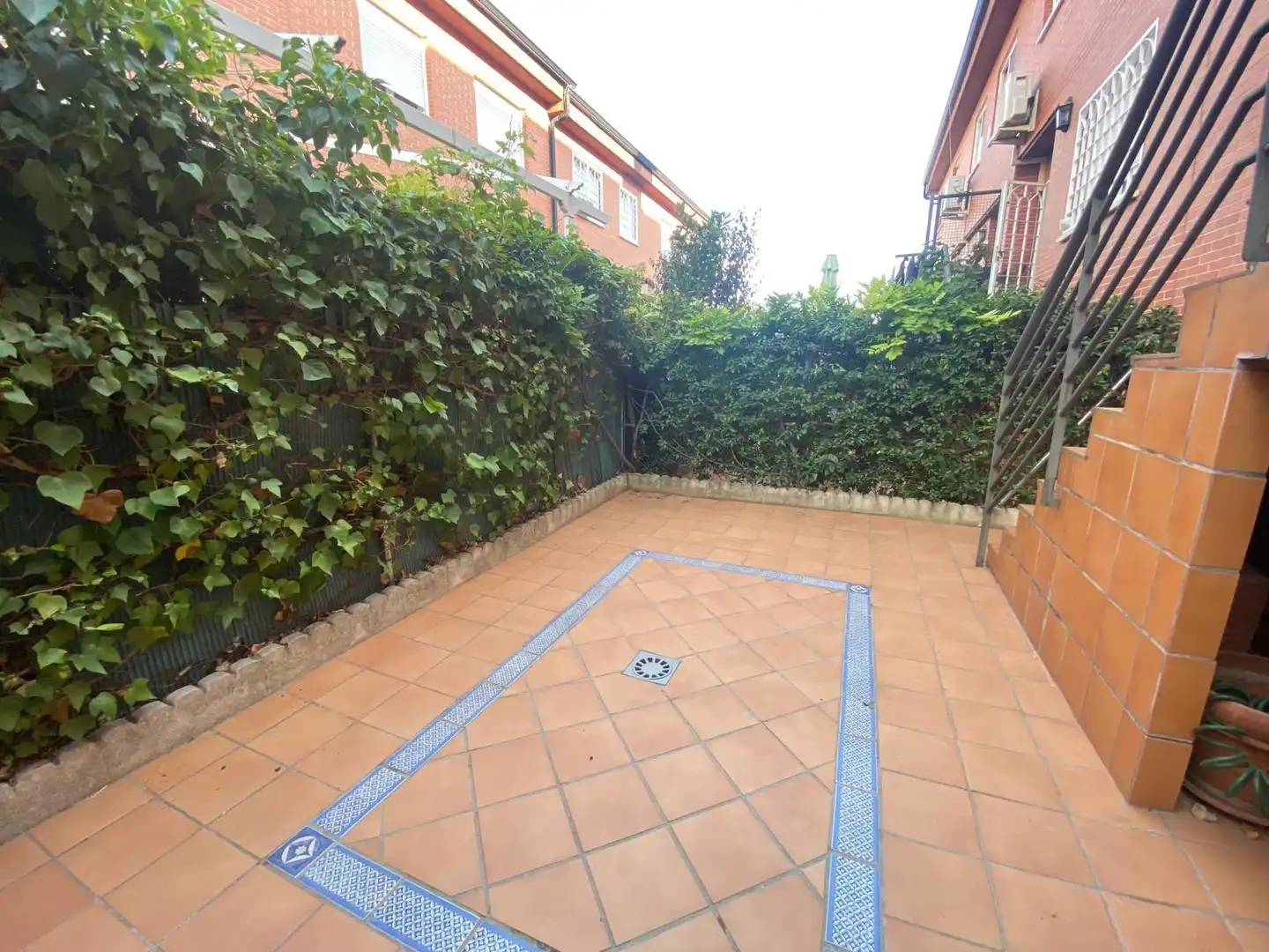 Jardí de Casa adosada en venda en Alcalá de Henares amb Calefacció, Jardí privat i Traster